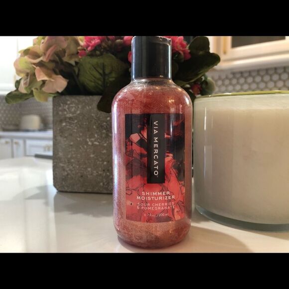 Cherries & Pomegranate Shimmer Moisturizer by Via Mercato - Picture 1 of 2